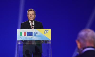 Mario Draghi ved podiet til NextGenerationEU i Italien