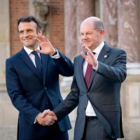 Macron og Scholz giver hinanden hånden