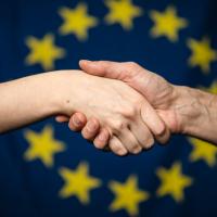 Håndtryk og EU flag