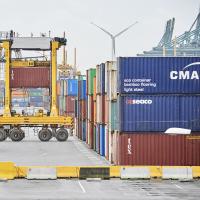 Havn med containere i Antwerpen