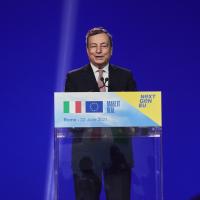 Mario Draghi ved podiet til NextGenerationEU i Italien